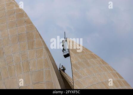 Eine Arbeitskraft arbeitet im bahai Lotustempel, Neu-delhi, indien. Stockfoto