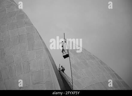 Schwarz-Weiß-Bild einer Arbeit arbeitet im bahai Lotustempel, New delhi, indien. Stockfoto