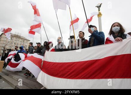Kiew, Ukraine. Mai 2021. Während des Protestes halten die Belarussen ehemalige nationale belarussische Flaggen auf dem Unabhängigkeitsplatz.Mitglieder der belarussischen Diaspora in der Ukraine nahmen an der Kundgebung Teil, um ihre Solidarität mit der regierungsfeindlichen belarussischen Bewegung auszudrücken. Protest gegen die jüngste Verhaftung des oppositionellen Bloggers und Aktivisten Roman Protasewitsch und die Politik des Präsidenten von Belarus Alexander Lukaschenko. Kredit: SOPA Images Limited/Alamy Live Nachrichten Stockfoto