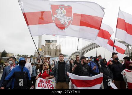 Kiew, Ukraine. Mai 2021. Während des Protestes halten die Belarussen ehemalige nationale belarussische Flaggen auf dem Unabhängigkeitsplatz.Mitglieder der belarussischen Diaspora in der Ukraine nahmen an der Kundgebung Teil, um ihre Solidarität mit der regierungsfeindlichen belarussischen Bewegung auszudrücken. Protest gegen die jüngste Verhaftung des oppositionellen Bloggers und Aktivisten Roman Protasewitsch und die Politik des Präsidenten von Belarus Alexander Lukaschenko. Kredit: SOPA Images Limited/Alamy Live Nachrichten Stockfoto
