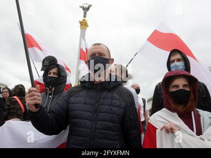 Kiew, Ukraine. Mai 2021. Während des Protestes halten die Belarussen ehemalige nationale belarussische Flaggen auf dem Unabhängigkeitsplatz.Mitglieder der belarussischen Diaspora in der Ukraine nahmen an der Kundgebung Teil, um ihre Solidarität mit der regierungsfeindlichen belarussischen Bewegung auszudrücken. Protest gegen die jüngste Verhaftung des oppositionellen Bloggers und Aktivisten Roman Protasewitsch und die Politik des Präsidenten von Belarus Alexander Lukaschenko. Kredit: SOPA Images Limited/Alamy Live Nachrichten Stockfoto