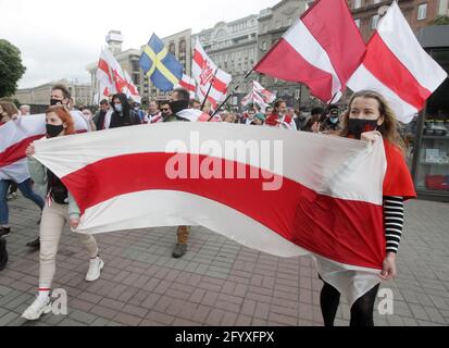 Kiew, Ukraine. Mai 2021. Während des Protestes marschierten die Belarussen mit ehemaligen nationalen belarussischen Flaggen auf dem Unabhängigkeitsplatz.Mitglieder der belarussischen Diaspora in der Ukraine nahmen an der Kundgebung Teil, um ihre Solidarität mit der regierungsfeindlichen belarussischen Bewegung auszudrücken. Protest gegen die jüngste Verhaftung des oppositionellen Bloggers und Aktivisten Roman Protasewitsch und die Politik des Präsidenten von Belarus Alexander Lukaschenko. Kredit: SOPA Images Limited/Alamy Live Nachrichten Stockfoto