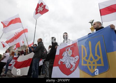 Kiew, Ukraine. Mai 2021. Während des Protestes halten die Belarussen ehemalige nationale belarussische Flaggen auf dem Unabhängigkeitsplatz.Mitglieder der belarussischen Diaspora in der Ukraine nahmen an der Kundgebung Teil, um ihre Solidarität mit der regierungsfeindlichen belarussischen Bewegung auszudrücken. Protest gegen die jüngste Verhaftung des oppositionellen Bloggers und Aktivisten Roman Protasewitsch und die Politik des Präsidenten von Belarus Alexander Lukaschenko. (Foto von Pavlo Gonchar/SOPA Images/Sipa USA) Quelle: SIPA USA/Alamy Live News Stockfoto