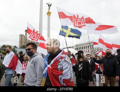 Kiew, Ukraine. Mai 2021. Während des Protestes halten die Belarussen ehemalige nationale belarussische Flaggen auf dem Unabhängigkeitsplatz.Mitglieder der belarussischen Diaspora in der Ukraine nahmen an der Kundgebung Teil, um ihre Solidarität mit der regierungsfeindlichen belarussischen Bewegung auszudrücken. Protest gegen die jüngste Verhaftung des oppositionellen Bloggers und Aktivisten Roman Protasewitsch und die Politik des Präsidenten von Belarus Alexander Lukaschenko. (Foto von Pavlo Gonchar/SOPA Images/Sipa USA) Quelle: SIPA USA/Alamy Live News Stockfoto