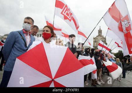 Kiew, Ukraine. Mai 2021. Während des Protestes halten die Belarussen ehemalige nationale belarussische Flaggen auf dem Unabhängigkeitsplatz.Mitglieder der belarussischen Diaspora in der Ukraine nahmen an der Kundgebung Teil, um ihre Solidarität mit der regierungsfeindlichen belarussischen Bewegung auszudrücken. Protest gegen die jüngste Verhaftung des oppositionellen Bloggers und Aktivisten Roman Protasewitsch und die Politik des Präsidenten von Belarus Alexander Lukaschenko. Kredit: SOPA Images Limited/Alamy Live Nachrichten Stockfoto