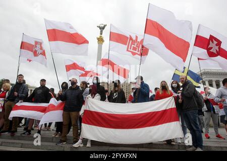 Kiew, Ukraine. Mai 2021. Während des Protestes halten die Belarussen ehemalige nationale belarussische Flaggen auf dem Unabhängigkeitsplatz.Mitglieder der belarussischen Diaspora in der Ukraine nahmen an der Kundgebung Teil, um ihre Solidarität mit der regierungsfeindlichen belarussischen Bewegung auszudrücken. Protest gegen die jüngste Verhaftung des oppositionellen Bloggers und Aktivisten Roman Protasewitsch und die Politik des Präsidenten von Belarus Alexander Lukaschenko. (Foto von Pavlo Gonchar/SOPA Images/Sipa USA) Quelle: SIPA USA/Alamy Live News Stockfoto