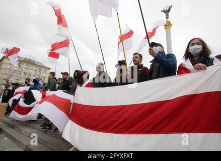 Kiew, Ukraine. Mai 2021. Während des Protestes halten die Belarussen ehemalige nationale belarussische Flaggen auf dem Unabhängigkeitsplatz.Mitglieder der belarussischen Diaspora in der Ukraine nahmen an der Kundgebung Teil, um ihre Solidarität mit der regierungsfeindlichen belarussischen Bewegung auszudrücken. Protest gegen die jüngste Verhaftung des oppositionellen Bloggers und Aktivisten Roman Protasewitsch und die Politik des Präsidenten von Belarus Alexander Lukaschenko. (Foto von Pavlo Gonchar/SOPA Images/Sipa USA) Quelle: SIPA USA/Alamy Live News Stockfoto