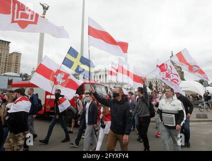 Kiew, Ukraine. Mai 2021. Während des Protestes marschierten die Belarussen mit ehemaligen nationalen belarussischen Flaggen auf dem Unabhängigkeitsplatz.Mitglieder der belarussischen Diaspora in der Ukraine nahmen an der Kundgebung Teil, um ihre Solidarität mit der regierungsfeindlichen belarussischen Bewegung auszudrücken. Protest gegen die jüngste Verhaftung des oppositionellen Bloggers und Aktivisten Roman Protasewitsch und die Politik des Präsidenten von Belarus Alexander Lukaschenko. (Foto von Pavlo Gonchar/SOPA Images/Sipa USA) Quelle: SIPA USA/Alamy Live News Stockfoto
