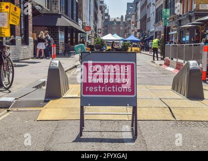 London, Großbritannien. Mai 2021. Ein COVID-19 Temporary Restrictions-Schild in der Frith Street, Soho. In den Cafés und Restaurants im Zentrum Londons strömten Massen von Menschen, als die Temperaturen über das Feiertagswochenende anstiegen. (Foto: Vuk Valcic/SOPA Images/Sipa USA) Quelle: SIPA USA/Alamy Live News Stockfoto