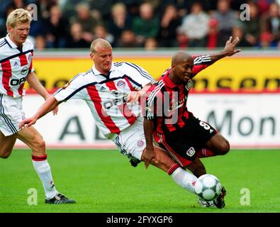 BayArena Leverkusen Deutschland 5.5.2001, Fußball: Bundesliga-Saison 2000/01, Bayer 04 Leverkusen (B04, rot) gegen Bayern München (FCB, weiß) 0:1 - Carsten Jancker (FCB), ZE ROBERTO (B04) Stockfoto