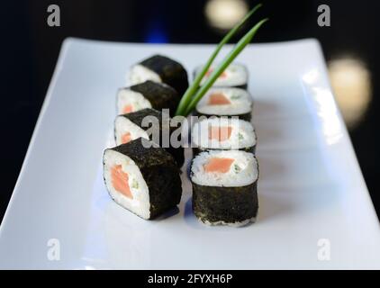 Sushi-Brötchen auf weißem Gericht. Stockfoto