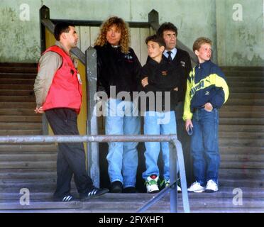 Robert Plant und sein Sohn Logan stehen zum letzten Mal auf der verfallenen  North Bank im Molineux-Stadion, dem Heimstadion des Fuballvereins  Wolverhampton Wanderers. WLFE V BARNSLEY BEI MOLINEUX 10.91. Bild von DAVID