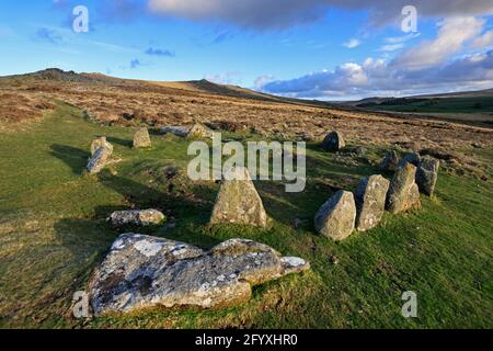 Neun Jungfrauen kreisen mit Belstone Tor im Hintergrund Dartmoor UK Stockfoto