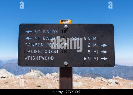Ansicht des Wegzeichens auf dem Gipfel des Mt Baldy in den San Gabriel Mountains in der Nähe von Los Angeles, Kalifornien, USA. Stockfoto