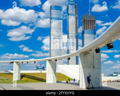 Moskau. Russland. 26.Mai 2021. Modernes Erholungsgebiet mit abstrakten architektonischen Formen im Geschäftskomplex der Stadt Moskau. Touristen ruhen sich aus Stockfoto