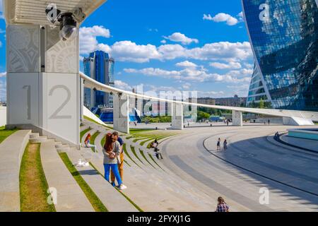 Moskau. Russland. 26.Mai 2021. Modernes Erholungsgebiet mit abstrakten architektonischen Formen im Geschäftskomplex der Stadt Moskau. Touristen ruhen sich aus Stockfoto