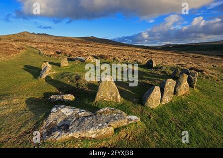 Neun Jungfrauen kreisen mit Belstone Tor im Hintergrund Dartmoor UK Stockfoto