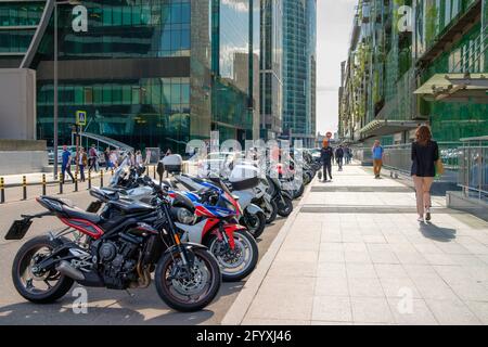 Moskau. Russland. 26.Mai 2021. Viele Motorräder stehen vor dem Hintergrund der Wolkenkratzer des Geschäftszentrums von Moskau City. Warmer, sonniger Tag Stockfoto