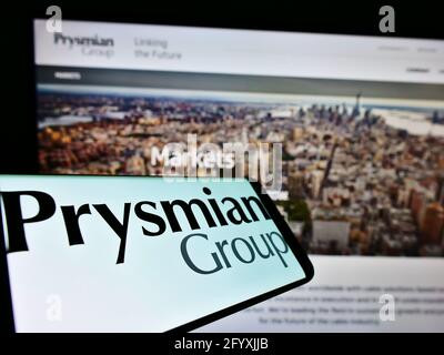 Handy mit Logo des italienischen Elektrokabelherstellers Prysmian S.p.A. auf dem Bildschirm vor der Business-Website. Konzentrieren Sie sich auf die Mitte des Telefondisplays. Stockfoto