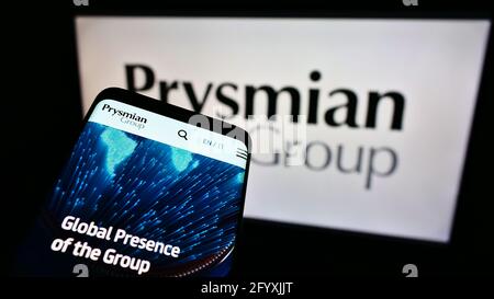 Mobiltelefon mit Website des italienischen Elektrokabelherstellers Prysmian S.p.A. auf dem Bildschirm vor dem Logo. Konzentrieren Sie sich auf die obere linke Seite des Telefondisplays. Stockfoto