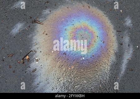 Verschüttetes Öl auf der Straße und Trümmer auf Asphalt. Abstrakter Hintergrund. Stockfoto