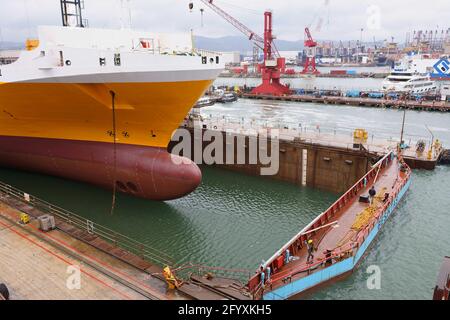 Orangefarbener Laderampe im Dock Stockfoto