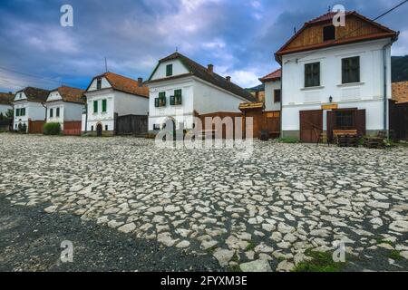 Charmante traditionelle ländliche weiße Häuser in Torocko. Rustikale weiß getünchte Häuser und spektakuläre Aussicht auf die Straße, Rimetea, Alba County, Siebenbürgen, Rumänien Stockfoto