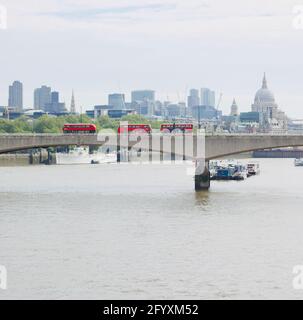 29. Mai 2021 - London, UK: Waterloo Bridge mit drei roten Londoner Bussen Stockfoto