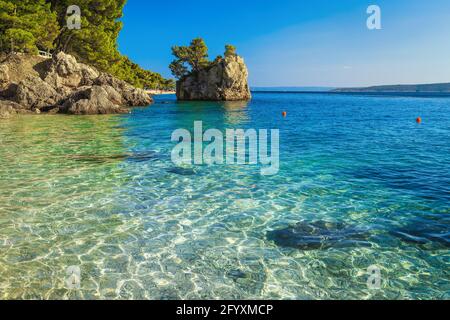 Tolle Landschaft mit sauberem Meer und einer berühmten Felseninsel am Strand. Einer der schönsten Strände in Dalmatien, Brela, Makarska riviera, Kroatien, EUR Stockfoto