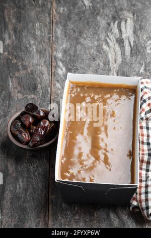 Klebriger Toffee Pudding Butter Schwamm mit Datteln auf Holztisch Stockfoto