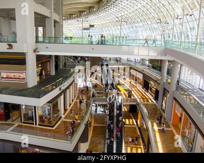 Ein Überblick über die schicken, neuen Shoppes im Einkaufszentrum Marina Bay Sands in Singapur. Stockfoto