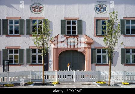 Rathaus der oberbayerischen Stadt Erding im Großraum München. Eine Baustelle vor dem mittelalterlichen Gebäude. Stockfoto