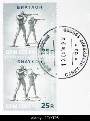 MOSKAU, RUSSLAND - 25. FEBRUAR 2020: Zwei Briefmarken gedruckt in Russland mit Briefmarke der Stadt Sankt Petersburg Postamt zeigt Biathlon, Winter Olympi Stockfoto