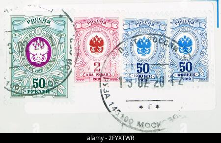 MOSKAU, RUSSLAND - 25. FEBRUAR 2020: In Russland gedruckte Briefmarke mit Briefmarke der Stadt Ruza zeigt das Wappen der staatlichen Postverwaltung, 7 Stockfoto