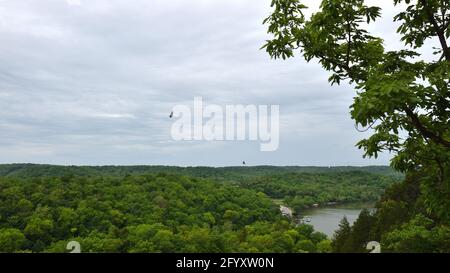 Eine Weitwinkelansicht der Missouri Ozarks aus einem Blick im Ha Ha Tonka State Park in Camdenton, Missouri Stockfoto