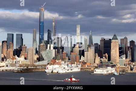 Manhattan West Side Waterfront, Krankenhausschiff USNS COMFORT dockte am Pier 90 an, Blick über den Hudson River, New York, NY, USA Stockfoto