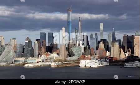Manhattan West Side Waterfront, Krankenhausschiff USNS COMFORT dockte am Pier 90 an, Blick über den Hudson River, New York, NY, USA Stockfoto