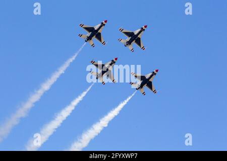 Die USAF Air Demonstration Squadron Thunderbirds treten in Colorado Springs über der United States Air Force Academy auf. Stockfoto