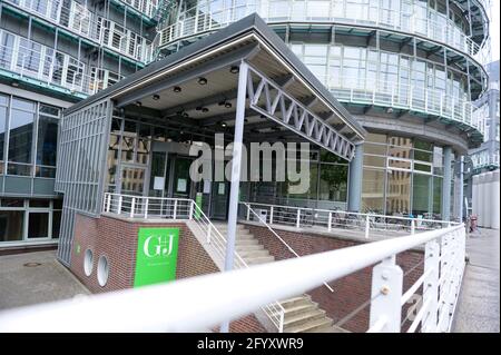 Hamburg, Deutschland. Mai 2021. Der Eingangsbereich des Gruner Jahr Verlages am Baumwall. Quelle: Jonas Walzberg/dpa/Alamy Live News Stockfoto