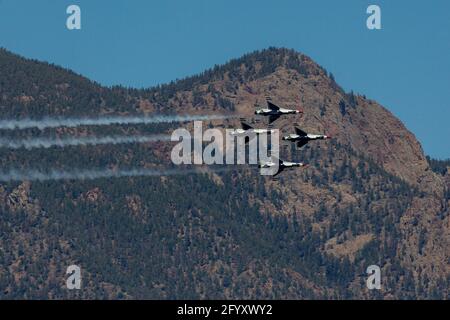 Die USAF Air Demonstration Squadron Thunderbirds treten in Colorado Springs über der United States Air Force Academy auf. Stockfoto