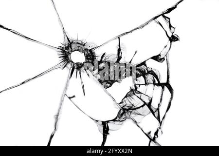 Textur der Risse aus einem Schuss im Fenster. Zerbrochener Glaseffekt auf weißem Hintergrund isoliert Stockfoto