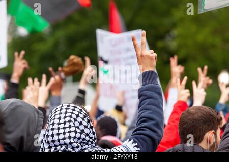 Washington, DC, USA, 29. Mai 2021. Im Bild: Während des Nationalen Marsches für Palästina heben Demonstranten vor dem Weißen Haus Friedensschilder auf. Tausende von Menschen aus der östlichen Hälfte der Vereinigten Staaten kamen nach Washington, um an dem marsch teilzunehmen. American Moslems for Palestine und der US Council of Muslim Organizations veranstalteten die Veranstaltung gemeinsam mit 7 Partnerorganisationen, und weitere 109 Organisationen befürworteten den marsch. Kredit: Allison Bailey / Alamy Live Nachrichten Stockfoto