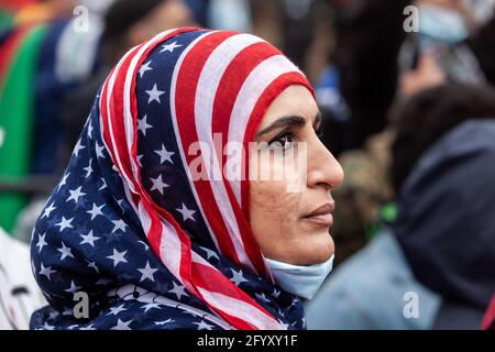 Washington, DC, USA, 29. Mai 2021. Im Bild: Ein Protestler beim Nationalen Marsch für Palästina mit einem Kopf mit amerikanischem Flaggenthema beim Nationalen Marsch für Palästina. Tausende von Menschen aus der östlichen Hälfte der Vereinigten Staaten kamen nach Washington, um an dem marsch teilzunehmen. American Moslems for Palestine und der US Council of Muslim Organizations veranstalteten die Veranstaltung gemeinsam mit 7 Partnerorganisationen, und weitere 109 Organisationen befürworteten den marsch. Kredit: Allison Bailey / Alamy Live Nachrichten Stockfoto