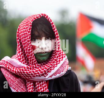 Washington, DC, USA, 29. Mai 2021. Im Bild: Ein Mitglied der palästinensischen Jugendbewegung beim Nationalen Marsch für Palästina. Tausende von Menschen aus der östlichen Hälfte der Vereinigten Staaten kamen nach Washington, um an dem marsch teilzunehmen. American Moslems for Palestine und der US Council of Muslim Organizations veranstalteten die Veranstaltung gemeinsam mit 7 Partnerorganisationen, und weitere 109 Organisationen befürworteten den marsch. Kredit: Allison Bailey / Alamy Live Nachrichten Stockfoto