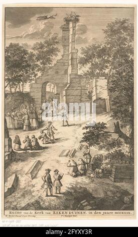 Blick auf die Ruinen der Kirche von Eiche und Dünen, 1729; Ruine der Kirche von Eikduinen. Im Jahr McCxxix. Blick auf die Ruinen der Ruine der überfüllten Kirche aus Eichen und Dünen, einem ehemaligen Weiler in den Dünen zwischen Loosduinen und Den Haag, im Jahr 1729. Der Ort wird von Pelgrims besucht und eine Beerdigung findet statt. Ein Storch hat auf den Resten des Kirchturms ein Nest gemacht und drei junge Menschen werden gefüttert. Stockfoto