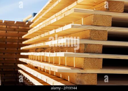 Holzbretter. Holzstapel für die Lufttrocknung. Lufttrocknung des Holzes. Stockfoto