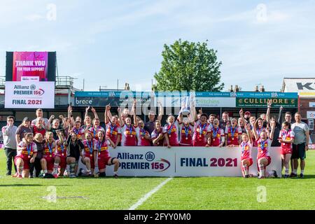 Gloucester, Großbritannien. Mai 2021. Harlekine heben die Trophäe nach dem Allianz Premier 15-Finale zwischen Saracens Women und Harlekins Women im Kingsholm Stadium in Gloucester, England. Kredit: SPP Sport Pressefoto. /Alamy Live News Stockfoto