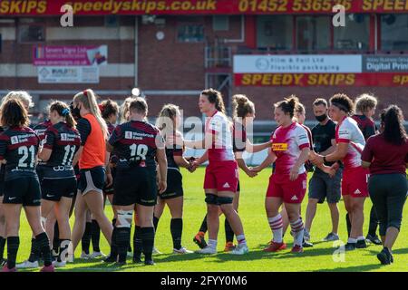 Gloucester, Großbritannien. Mai 2021. Nach dem Allianz Premier 15-Finale zwischen Saracens Women und Harlequins Women im Kingsholm Stadium in Gloucester, England, schüttelten sich die Spieler die Hände. Kredit: SPP Sport Pressefoto. /Alamy Live News Stockfoto