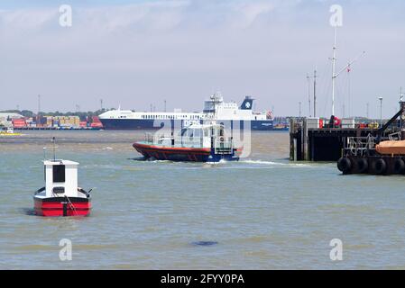 Harwich Haven Pilots Schiff St. Edmund wird ein ankommendes Schiff treffen. Stockfoto