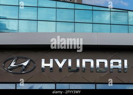 Hyundai-Markenlogo auf Autohaus. Hyundai ist ein südkoreanischer Automobilhersteller mit Hauptsitz in Seoul, Südkorea Stockfoto
